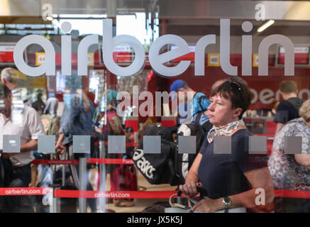 Berlin, Deutschland. 15 Aug, 2017. Passagiere warten in am Schalter von Air Berlin am Flughafen Tegel International Airport in Berlin, Hauptstadt der Bundesrepublik Deutschland auf 15 August, 2017. Deutschlands zweitgrößte Fluggesellschaft Air Berlin Konkursantrag am Dienstag, nachdem der größte Investor kündigte die Unterstützung zu entziehen. Credit: Shan Yuqi/Xinhua/Alamy leben Nachrichten Stockfoto