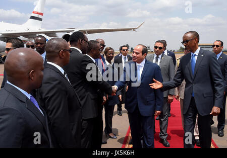 August 15, 2017 - Kigali Kigali, Ruanda - ägyptischen Präsidenten Abdel Fattah al-Sisi besucht die Begrüßungszeremonie nach seiner Ankunft am Internationalen Flughafen von Kigali am 15. August 2017. Der ägyptische Präsident zahlt einen zweitägigen Besuch in Ruanda (Credit Bild: © der ägyptische Präsident Büro/APA Bilder über ZUMA Draht) Stockfoto