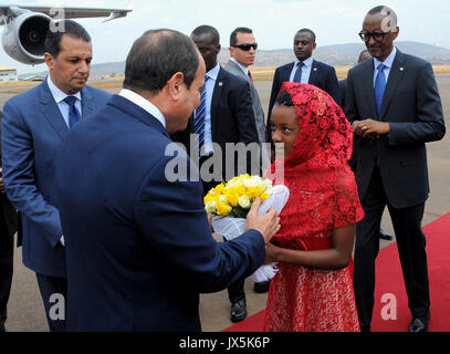 August 15, 2017 - Kigali Kigali, Ruanda - ägyptischen Präsidenten Abdel Fattah al-Sisi besucht die Begrüßungszeremonie nach seiner Ankunft am Internationalen Flughafen von Kigali am 15. August 2017. Der ägyptische Präsident zahlt einen zweitägigen Besuch in Ruanda (Credit Bild: © der ägyptische Präsident Büro/APA Bilder über ZUMA Draht) Stockfoto