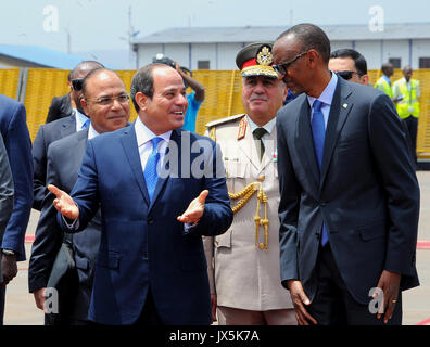 August 15, 2017 - Kigali Kigali, Ruanda - ägyptischen Präsidenten Abdel Fattah al-Sisi besucht die Begrüßungszeremonie nach seiner Ankunft am Internationalen Flughafen von Kigali am 15. August 2017. Der ägyptische Präsident zahlt einen zweitägigen Besuch in Ruanda (Credit Bild: © der ägyptische Präsident Büro/APA Bilder über ZUMA Draht) Stockfoto