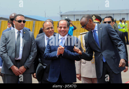 August 15, 2017 - Kigali Kigali, Ruanda - ägyptischen Präsidenten Abdel Fattah al-Sisi besucht die Begrüßungszeremonie nach seiner Ankunft am Internationalen Flughafen von Kigali am 15. August 2017. Der ägyptische Präsident zahlt einen zweitägigen Besuch in Ruanda (Credit Bild: © der ägyptische Präsident Büro/APA Bilder über ZUMA Draht) Stockfoto