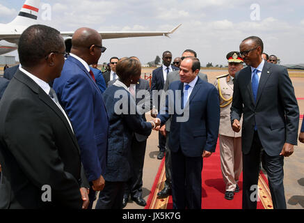 August 15, 2017 - Kigali Kigali, Ruanda - ägyptischen Präsidenten Abdel Fattah al-Sisi besucht die Begrüßungszeremonie nach seiner Ankunft am Internationalen Flughafen von Kigali am 15. August 2017. Der ägyptische Präsident zahlt einen zweitägigen Besuch in Ruanda (Credit Bild: © der ägyptische Präsident Büro/APA Bilder über ZUMA Draht) Stockfoto