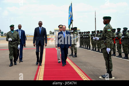 August 15, 2017 - Kigali Kigali, Ruanda - ägyptischen Präsidenten Abdel Fattah al-Sisi und ruandischen Präsidenten Paul Kagame Prüfen einer Ehrenwache nach al-Sisis Ankunft am Internationalen Flughafen von Kigali am 15. August 2017. Der ägyptische Präsident zahlt einen zweitägigen Besuch in Ruanda (Credit Bild: © der ägyptische Präsident Büro/APA Bilder über ZUMA Draht) Stockfoto