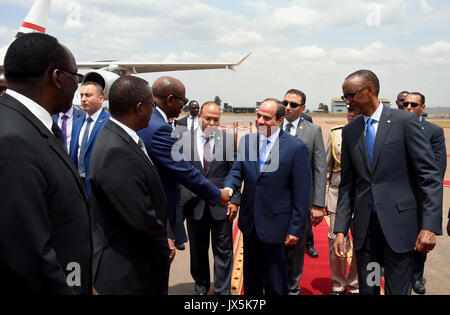 August 15, 2017 - Kigali Kigali, Ruanda - ägyptischen Präsidenten Abdel Fattah al-Sisi besucht die Begrüßungszeremonie nach seiner Ankunft am Internationalen Flughafen von Kigali am 15. August 2017. Der ägyptische Präsident zahlt einen zweitägigen Besuch in Ruanda (Credit Bild: © der ägyptische Präsident Büro/APA Bilder über ZUMA Draht) Stockfoto