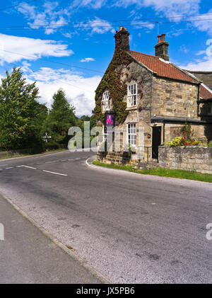 dh North Yorkshire Moors DANBY NORTH YORKSHIRE Village Traditionelles Hotel Außenansicht Land english york Moor Pub Villages rural House Stone Inn Stockfoto