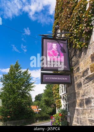 dh North Yorkshire Moors England DANBY NORTH YORKSHIRE englisches Schild Pub Duke of Wellington Hotel Dorf Unterkunft außerhalb traditionellen Land Stockfoto