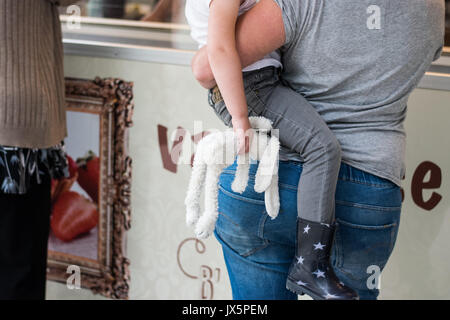 Kid Holding ein Ausgestopfter Bunny Stockfoto