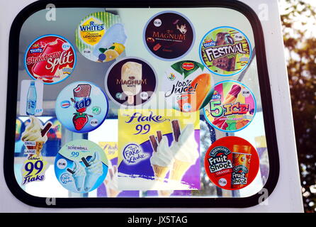 Typische UK Ice Cream van mit einer farbigen Anzeige der süßen Optionen Stockfoto