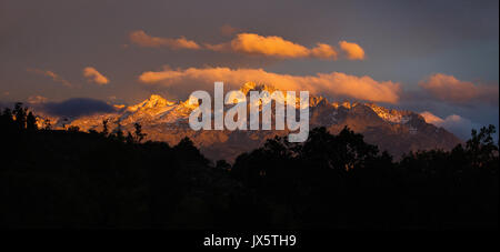 Sonnenuntergang über die westlichen Gipfel der Picos de Europa im Norden Spaniens von einem Hügel oberhalb Ariondas Stockfoto