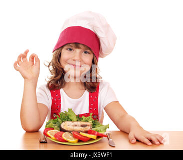 Kleines Mädchen Kochen mit Lachs Meeresfrüchte Stockfoto