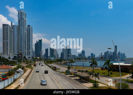 Panama City, Panama - 17. März 2014: Blick auf eine Allee, die zum Finanzviertel von Panama City in Panama City, Panama. Stockfoto