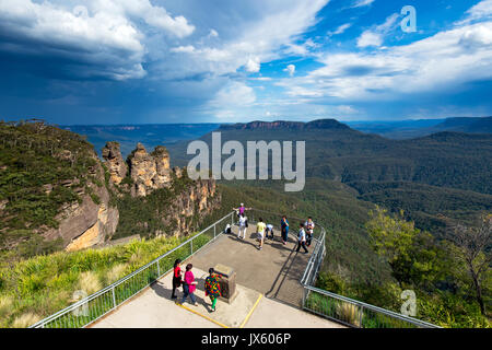 Katoomba, Australien - Oktober 20, 2015: Touristen fotografieren im Blue Mountain Nationalpark drei Schwestern Aussichtsturm View Point in Katoomba Town, Syd Stockfoto