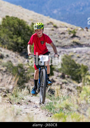 Junge Radfahrer konkurriert in der Fibark Festival Mountainbike Rennen, Salida, Colorado, USA Stockfoto