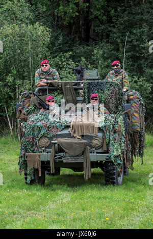 Belgische paracommandos des Para-kommandos Regiment Manning getarnt LRPV gepanzerte Fahrzeuge der Mercedes-Benz Unimog Stockfoto