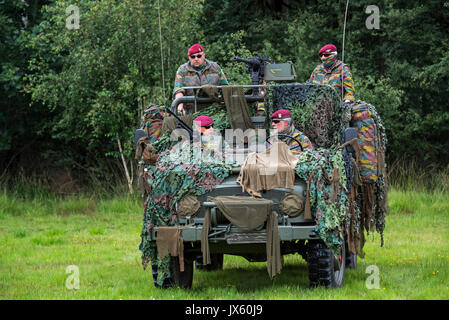 Belgische paracommandos des Para-kommandos Regiment Manning getarnt LRPV gepanzerte Fahrzeuge der Mercedes-Benz Unimog 404 Stockfoto