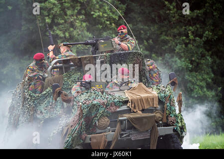 Belgische paracommandos des Para-kommandos Regiment unter Angriff in getarnt LRPV gepanzerte Fahrzeuge der Mercedes-Benz Unimog 404 Stockfoto