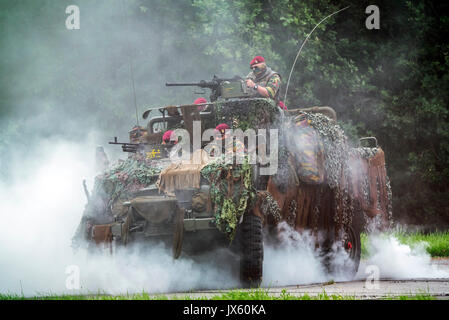 Rauchschürze und Belgische paracommandos des Para-kommandos Regiment unter Angriff in getarnt LRPV gepanzerte Fahrzeuge der Mercedes-Benz Unimog 404 Stockfoto