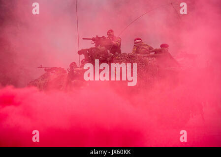 Red Smoke screen und Kommandos des Para-kommandos Regiment unter Angriff in LRPV gepanzerten Fahrzeug feuern montierten Maschinengewehren Stockfoto