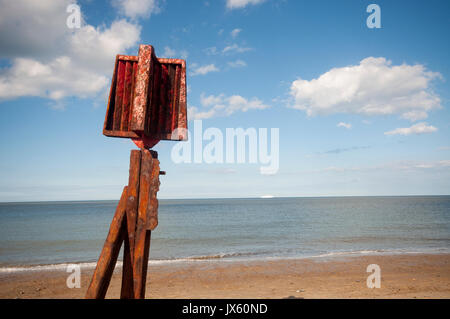 Die Überreste eines rostigen Meer breaker am Strand von Winterton-On - Meer in Norfolk Stockfoto