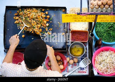 Kota Kinabalu, Malaysia - 1. August 2017: Blick von oben auf die nicht identifizierten Mann kochen einem gebratenen Rettich Kohlrabi mit Gemüse in der Food Street stall in Kota Stockfoto
