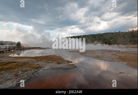 Wolken durch heißen Dampf reflektieren aus aufsteigenden heißen See in der Unteren Geyser Basin im Yellowstone National Park in Wyoming United States Stockfoto