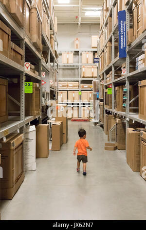 Kleinkind in Gang, Lowe's Hardware Store, Pasco, Washington State, USA Stockfoto