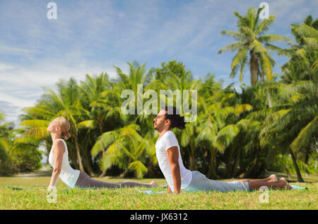 paar machen Yoga Kobra-Pose im freien Stockfoto