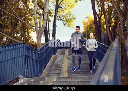 glückliches Paar läuft unten in Stadt Stockfoto