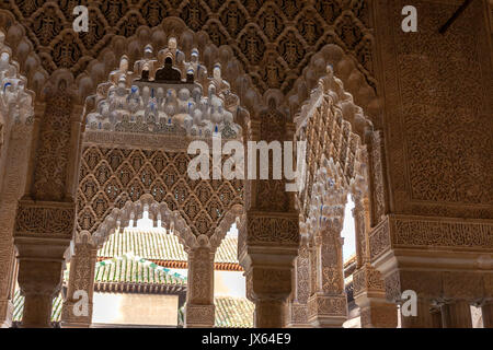 Sala de los Reyes, Palacio de los Leones, La Alhambra, Granada, Spanien: Blick über den schönen Eingangsbereich Pavillon zum Patio de los Leones Stockfoto