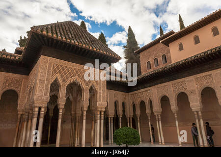 Patio de los Leones (Gericht der Lions), Palacios Nazaríes, La Alhambra, Granada, Spanien: Pavillon Eingang in die Sala de los Reyes (Halle der Könige) Stockfoto