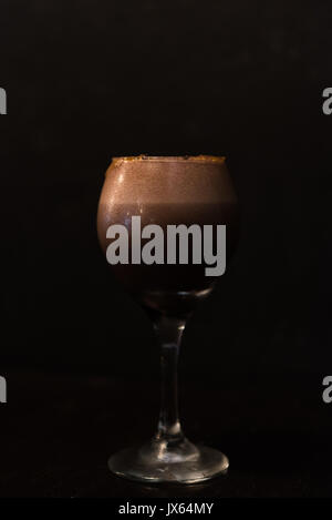 Sehr cremig und lecker Schokolade oder Kaffee, Cocktail oder mocktail mit dunklem Hintergrund in low-key-Beleuchtung Stockfoto