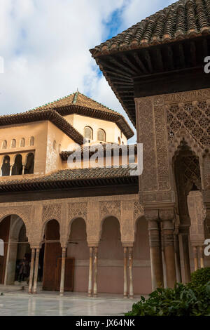 Der Pavillon Eingang in die Sala de los Reyes (Halle der Könige) Patio de los Leones, Palacios Nazaríes, La Alhambra, Granada, Spanien Stockfoto