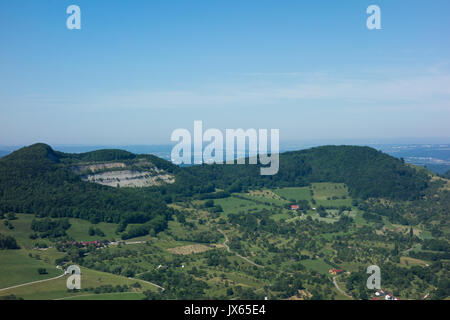 Dies ist der Blick aus der Sicht der Burg Hohenneuffen an einem Sommertag mit blauem Himmel Stockfoto