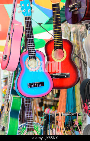 Gitarren für Verkauf am Markt von Ubud, Bali, Indonesien Stockfoto