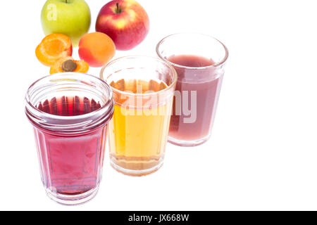 Drei Glas Gläser mit frischem Obst und Beeren Säfte. Studio Foto Stockfoto