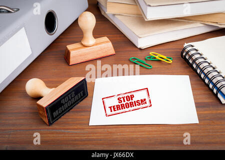 Stoppen Sie den Terrorismus. Gummistempel auf dem Schreibtisch im Büro. Stockfoto
