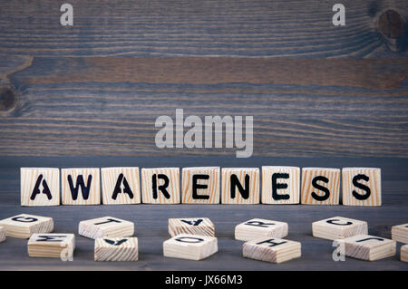 Bewusstsein Wort auf Holz Block geschrieben. Dunkles Holz Hintergrund mit Textur. Stockfoto