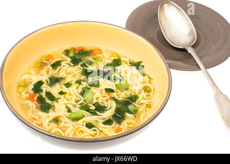 Vegetarische Gemüsesuppe mit Nudeln und Frühlingszwiebeln. Studio Foto Stockfoto