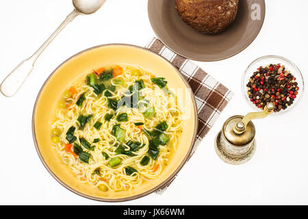 Vegetarische Gemüsesuppe mit Nudeln und Frühlingszwiebeln. Studio Foto Stockfoto