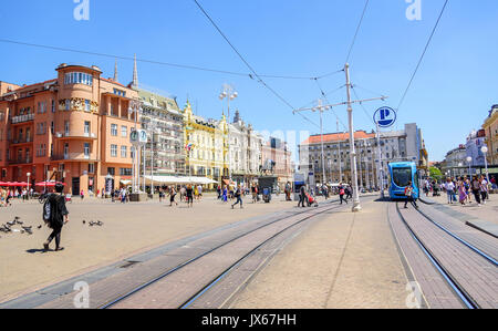 Platz Ban Josip Jelacic mit Touristen und Straßenbahnen an einem Sommertag in Zagreb. Stockfoto