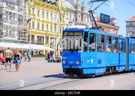 Platz Ban Josip Jelacic mit Touristen und Straßenbahnen an einem Sommertag in Zagreb. Stockfoto