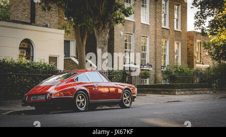 Vintage red Porsche geparkt in einer Straße von canonbury im Norden von London (UK). Juli 2017. Stockfoto