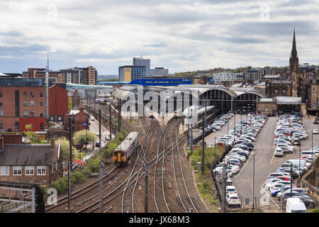 Ein Zug kommt an Newcastle Central Station. Die Station im Jahre 1850 erbaut, ist eine Grad 1 denkmalgeschützten Gebäude im Stadtzentrum von Newcastle entfernt. Stockfoto