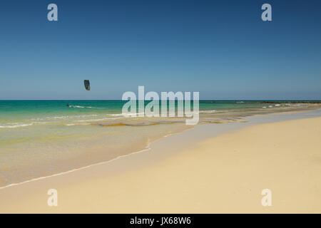 Kite Surfer in Grande Playa auf Fuerteventura auf den Kanarischen Inseln Stockfoto