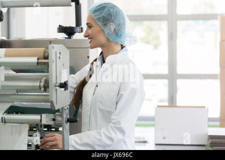 Happy Fertigung Betreiber arbeiten mit moderner Ausstattung in den Fa Stockfoto