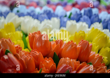 Wooden Tulpen in Bloemenmarkt in Amsterdam. Querformat. Stockfoto