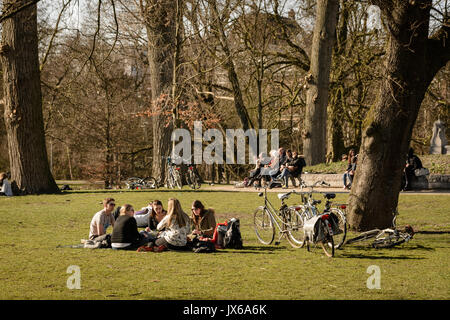 Junge Menschen in den Vondelpark in Amsterdam (Niederlande). März 2015. Querformat. Stockfoto