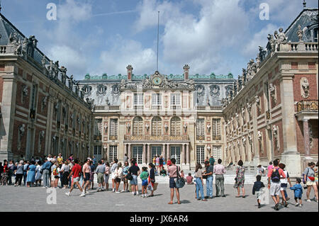 Besucher queuing eingeben, um das Chateau de Versailles auch als das Schloss von Versailles, ein Königlicher Palast unter der Herrschaft von Louis X! V bekannt Stockfoto