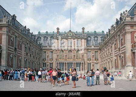 Besucher queuing eingeben, um das Chateau de Versailles auch als das Schloss von Versailles, ein Königlicher Palast unter der Herrschaft von Louis X! V bekannt Stockfoto