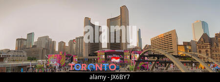 TORONTO, KANADA - Juli 9,2015: Die neue Toronto anmelden Nathan Phillips Square feiert die PanAm Games, ein weiser montiert sind konstant gehalten zu pa Stockfoto